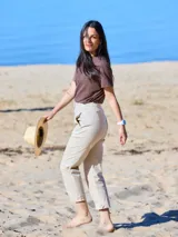 Pantalón color beige, de tiro alto y corte recto.