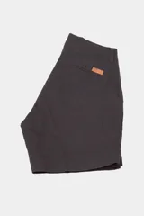 Bermuda azul con bolsillos laterales y traseros, con detalle de etiqueta de cuero en el bolsillo.