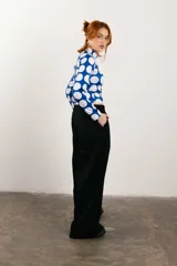 Polera de cuello alto azul con estampado de lunares blancos, mangas largas y corte ajustado.