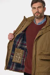 Campera color marrón con capucha desmontable, cierre frontal con cremallera y botones a presión, múltiples bolsillos con solapa y puños ajustables con botones.