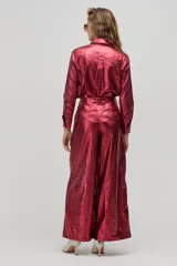 Pantalón culotte de lino color cereza metalizado, de tiro alto, corte ancho, con bolsillos laterales y cierre frontal.