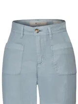 Pantalón de corte recto y tiro alto, color celeste, con bolsillos delanteros tipo parche y cierre de botón.