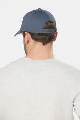 Gorro de lona color gris con visera y logo bordado en el frente.