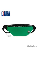 Riñonera de nylon color verde con detalles en negro. Presenta una cinta superior con la inscripción 'Boston Celtics' repetida y el logo del equipo estampado en la parte inferior derecha. Cuenta con cierre frontal y correa regulable.