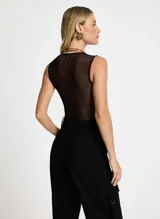 Body negro de punto acanalado con corte ajustado, cuello redondo, tirantes anchos, espalda transparente de micro tul, cierre inferior y pespuntes.