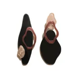 Par de aros colgantes asimétricos con formas abstractas en negro, rosa y transparente.