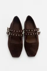 Ballerinas de cuero color camel con diseño de doble tira con hebillas metálicas y punta cuadrada.