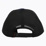 Gorra tipo trucker de seis paneles con frente de algodón azul marino y parte posterior de malla negra. Presenta una visera curva y un parche rectangular con el logo de la marca en material sintético color tostado.