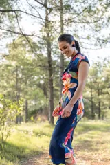 Vestido midi de corte recto y estilo japonés, color azul marino con gran estampado floral multicolor, cuello elevado con drapeado y mangas cortas integradas.