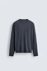 Jersey relaxed fit de cuello redondo y manga larga, confeccionado en hilatura con viscosa de tacto suave, con acabados en rib.