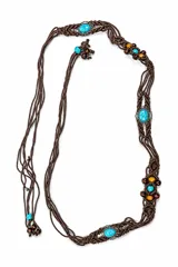 Cinturón marrón de macramé con abalorios de madera y piedras turquesas en relieve con detalles plateados.