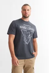 Remera gris oscuro con estampado de la serie The Mandalorian de Star Wars.