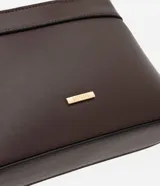 Bolsa bandolera de estructura firme en color marrón oscuro, con cierre de cremallera metálica y correa larga ajustable con hebilla.