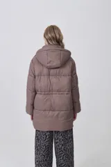 Campera puffer negra de corte largo y holgado, con capucha, cierre frontal y bolsillos delanteros con solapa.