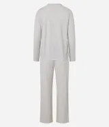 Conjunto de pijama largo color gris claro con pequeños lunares blancos. El top es de manga larga con escote en V y el pantalón tiene cintura elástica.