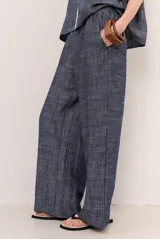 Pantalón azul de corte ancho y relajado, con cintura elástica.