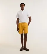 Bermuda recta de playa masculina en algodón texturizado, modelo recto con lazo en la cintura. Textura en rayas, con bolsillos y sin estampa.