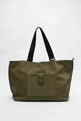 Bolso tote de color verde militar, con asas de cinta negra y bolsillo frontal con solapa.