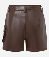 Short pollera femenino de PU color marrón oscuro, con cintura con trabillas, cierre frontal y bolsillos cargo laterales.
