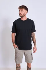 Bermuda color beige con bolsillos cargo laterales.