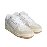 Championes Adidas Forum 84 Low Adv color blanco con detalles en beige y suela marrón.