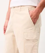 Bermuda de sarga negra de corte recto y holgado para hombre, con bolsillos cargo laterales con solapa, cintura con pasadores y cierre frontal con botón y cremallera.