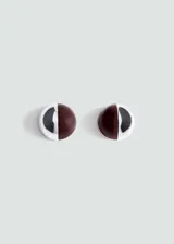 Pendientes redondos tipo botón con diseño bicolor combinado en tono bordó y acabado plateado con esmalte, y cierre metálico a presión.