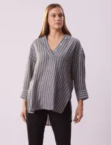 Blusa verde con rayas verticales blancas, cuello en V con botones y mangas 3/4 con puño y botón.