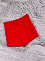 Short pollera rojo de crepe con tajo lateral.