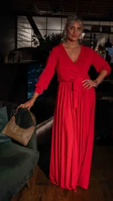 Vestido largo de acetato color rojo, con escote en V, mangas 3/4 y lazo en la cintura.