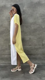 Vestido largo blanco con mangas cortas negras y corte holgado.