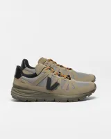 Championes Veja modelo Salar Alveomesh, color marrón con detalles en gris y negro. Presentan una estructura combinada de malla técnica y gamuza, con suela Vibram para mayor tracción y cordones jaspeados.
