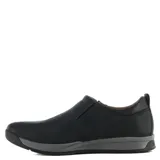 Zapatos casuales de hombre tipo slip-on, confeccionados en cuero negro con suela de goma gris y negra.