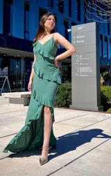 Vestido largo color verde con breteles finos, escote en V y volados diagonales.