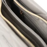 Cartera bandolera color gris de cuero sintético con diseño acolchado. Tiene correa regulable, cierre principal y dos compartimentos internos con bolsillos.
