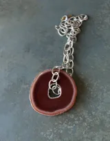 Collar de cadena con dije de piedra de ágata natural verde en formato geoda.