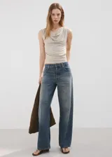 Jeans de tiro bajo y diseño recto, confeccionados en algodón con efecto desteñido y lavado clásico.