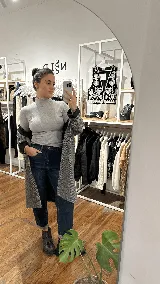 Tapado de invierno color marrón con diseño de espiga, forrado, con grandes bolsillos frontales con solapa y cierre de botones.