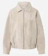 Campera bomber oversized de poliuretano con acabado efecto gamuza en color beige. Presenta cuello camisero, cierre frontal, mangas largas con puños abotonados y ruedo elástico.