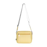 Bandolera pequeña de forma cuadrada, color marrón claro, con textura de cuero sintético. Presenta un logo circular grabado en el frente. La correa es ancha, de tela blanca y negra con la palabra "TRENDY" repetida.