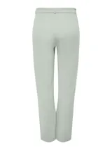 Pantalón recto color marrón, de tiro medio con trabillas para cinturón y cierre frontal con cremallera y gancho.