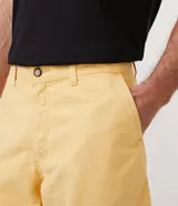 Bermuda masculina de corte recto confeccionada en sarga de algodón. Presenta cierre frontal con botón y cremallera, bolsillos laterales y traseros, y diseño liso sin estampados.