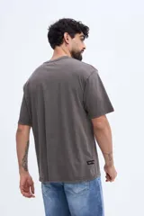 Remera oversize de manga larga color gris con efecto lavado y estampa botánica en el pecho.