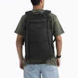 Mochila unisex de diseño minimalista y funcional, color negro, con múltiples compartimentos con cierre y logo de la marca Merrell grabado en el frente.