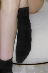 Par de calcetines de caña media con diseño acanalado, confeccionados en tejido suave de color marrón.