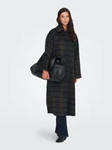 Abrigo largo de corte recto con estampado de cuadros en tonos oscuros, cuello camisero y cierre frontal con botones. Presenta un diseño estructurado con bolsillos laterales y forro interior acolchado.