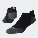 Par de medias deportivas tobilleras Stance Run Light, color negro y gris, con tecnología Feel360 y detalles en azul claro.