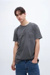 Remera celeste de algodón con bolsillo en el pecho, arte en el bolsillo y bordado en la manga.