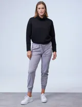 Pantalón jogger gris, marca Zac & Rachel, con pretina ancha elastizada y lazo de ajuste. Delantera con dos bolsillos y terminación de ruedo con puño elastizado.