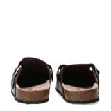 Zuecos de estilo mule color negro, con capellada de cuero sintético, tira ajustable con hebilla lateral y suela de corcho con base de goma antideslizante.